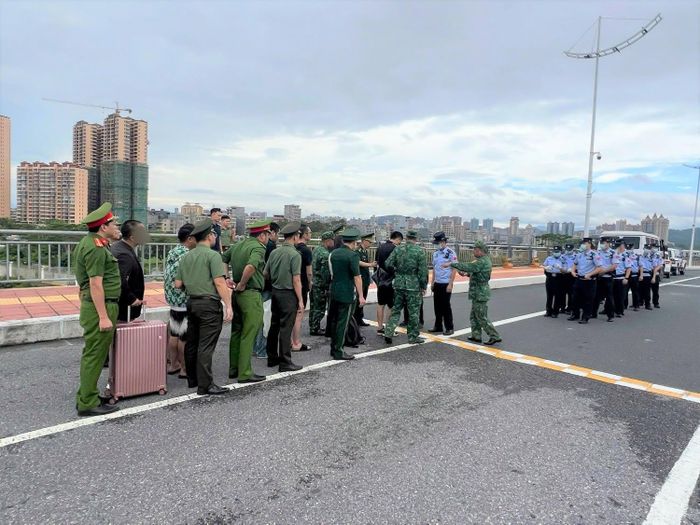 Lực lượng chức năng hoàn tất thủ tục bàn giao 5 công dân nước ngoài.