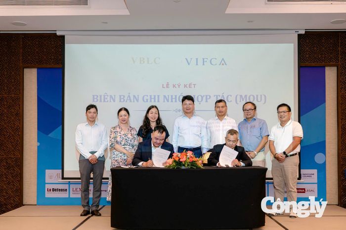 Đại diện Câu lạc bộ Luật sư Thương mại Quốc tế Việt Nam (VBLC) và Trung tâm Trọng tài Quốc tế thuộc Trung tâm Tài chính quốc tế tại Việt Nam (VIFCA) ký biên bản ghi nhớ hợp tác về đào tạo, nghiên cứu, trọng tài thương mại và các phương thức giải quyết tranh chấp thay thế (ADR).