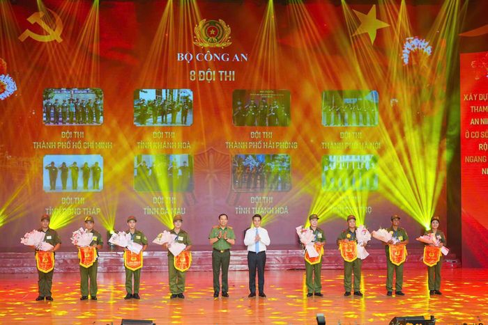 Ông Lê Ngọc Châu, Bí thư Thành ủy Hải Phòng và Thượng tướng Lê Văn Tuyến, Thứ trưởng Bộ Công an tặng hoa và cờ cho đại diện 8 đội thi.
