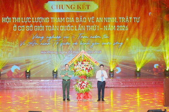 Bí thư Thành ủy Hải Phòng Lê Ngọc Châu tặng hoa chúc mừng hội thi.