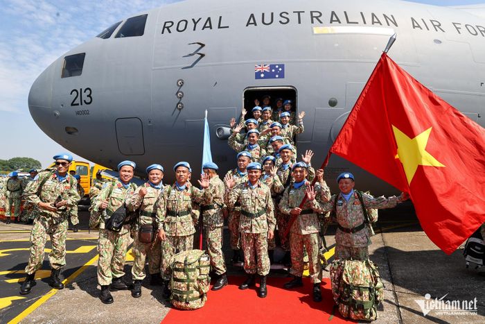 Máy bay siêu vận tải C17 của không quân Australia trong một chuyến chở các chiến sĩ mũ nồi xanh Việt Nam lên đường thực hiện nhiệm vụ gìn giữ hòa bình của Liên Hợp Quốc. Ảnh: Phạm Hải