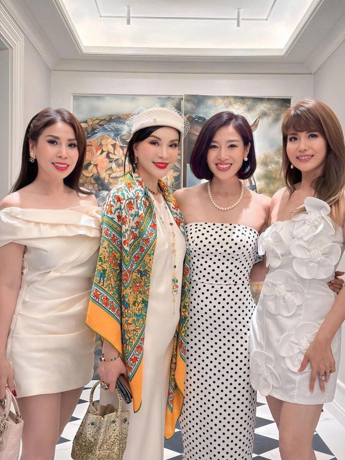 Cách đây không lâu, Thu Hương vừa mời hội bạn thân gồm: MC Thanh Mai, diễn viên Lý Hương, á hậu Băng Châu, ca sĩ Thúy Uyên... đến nhà chơi. Các nghệ sĩ đều ấn tượng thiết kế và cách bài trí của ngôi nhà. Ca sĩ Thúy Uyên khen Thu Hương có gu thẩm mỹ tinh tế, lựa chọn nội thất thanh lịch.