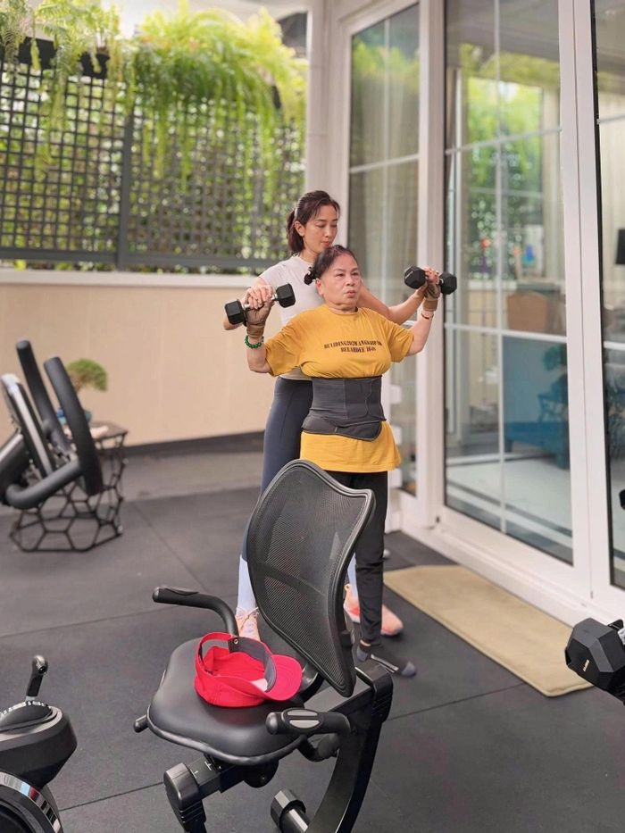 Khu vực sân sau nhà - nơi Thu Hương thích nhất - được tận dụng bố trí máy móc để làm phòng tập thể dục. Mỗi ngày, chị tập gym ít nhất 2 tiếng; truyền cảm hứng tập luyện đến ông xã, các con và đặc biệt là mẹ chồng để cải thiện sức khỏe.