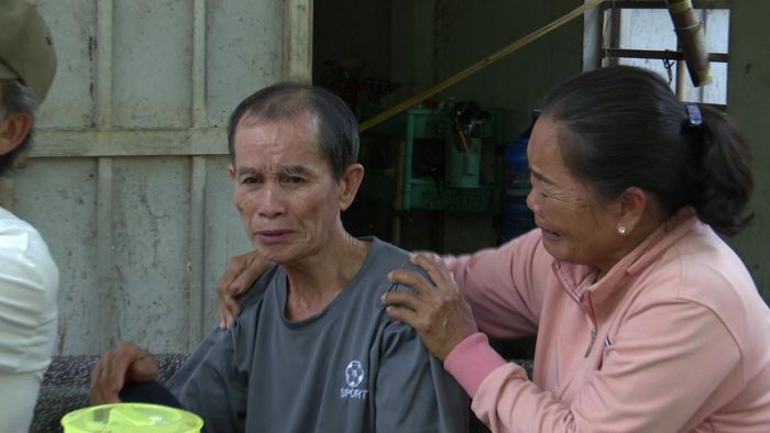 Giọt nước mắt hạnh phúc của gia đình khi gặp ông Khỏi. Ảnh: C.N