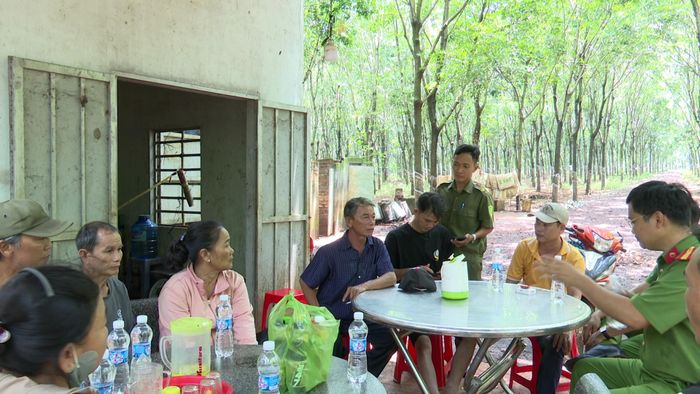 Căn nhà nhỏ tại rẫy cao su xã Thuận Lợi là nơi gia đình ông Khỏi đoàn tụ. Ảnh: C.N