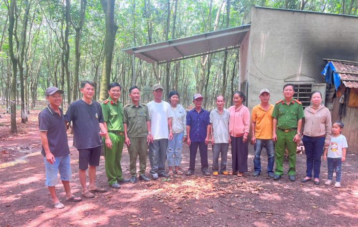 Công an xã Thuận Lợi chụp ảnh cùng gia đình ông Khỏi. Ảnh: C.N