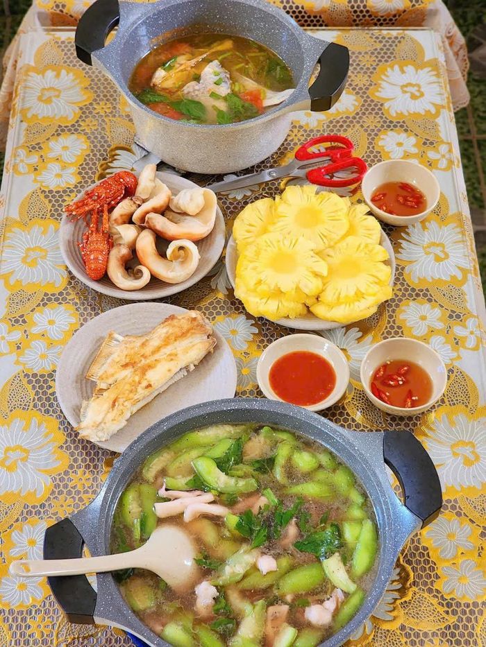 Chị Ly thường mua hải sản về homestay, tự tay chế biến các bữa ăn dinh dưỡng cho cả gia đình khi du lịch ở đảo Phú Quý