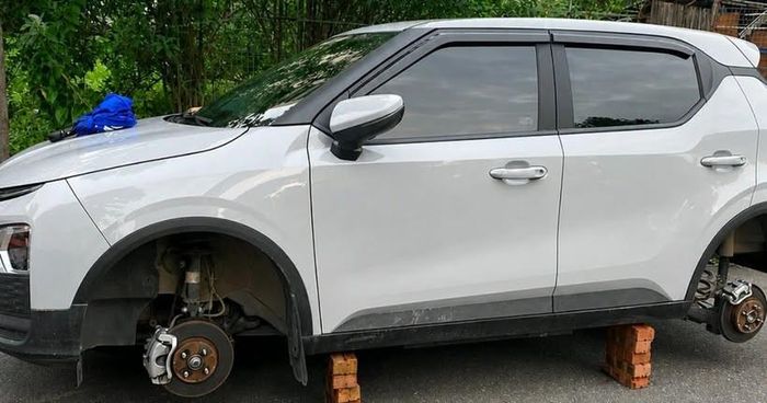 Hình ảnh một chiếc ô tô bị tháo cả 2 bánh khi đỗ qua đêm được chia sẻ trên mạng xã hội. Ảnh: A.T.