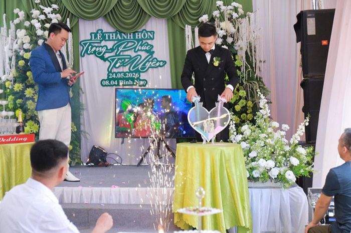 Chú rể một mình làm lễ trên sân khấu  