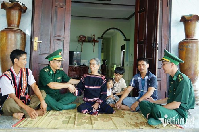 Già làng, Người có uy tín Siu Phyin phối hợp với chính quyền địa phương, bộ đội Biên phòng tuyên truyền, vận động nhân dân xây dựng buôn làng bình yên, đoàn kết, phát triển. Ảnh: Ngọc Thu