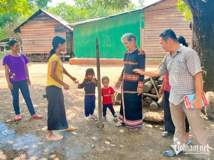 Bằng sự hiểu biết, khéo léo, nữ già làng, Người có uy tín Ksor H'Blâm đã tạo nên quyền năng “mềm” của mình để tuyên truyền, vận động người dân tin và làm theo. Ảnh: Ngọc Thu