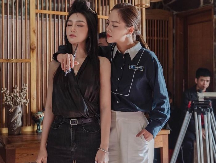  Cù Thị Trà cùng đàn chị Thu Quỳnh ở hậu trường cảnh Sương và Lan đấu đá nhau. 