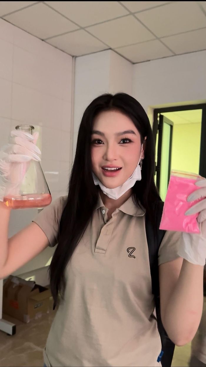 Cù Thị Trà với những món đạo cụ được dùng làm ma tuý tổng hợp trên phim thực ra là làm từ nước ngọt và phẩm màu. 