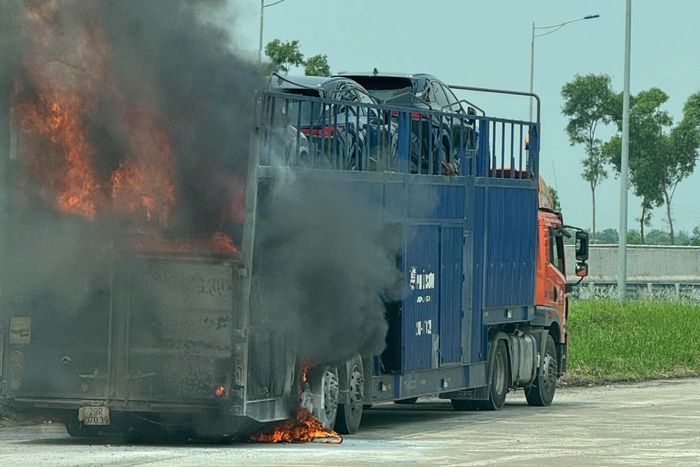 Lửa lan lên phía trên. Ảnh: Vũ Liễu