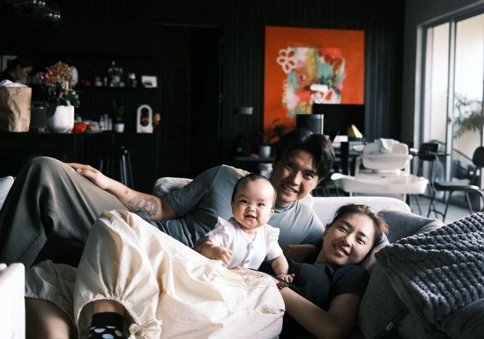 Cặp đôi tạm gác sự nghiệp để chăm con gái nhỏ. 