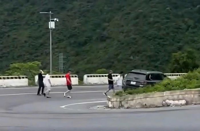 Ô tô dừng ngay giữa khúc cua ở đèo Hải Vân. Ảnh: Cắt từ clip