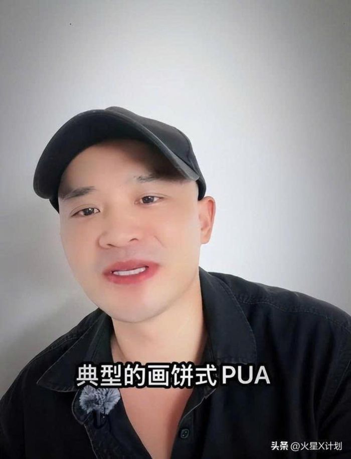 Cổ Kha thường xuyên livestream nói về Lưu Hiểu Khánh. Ảnh: Weibo
