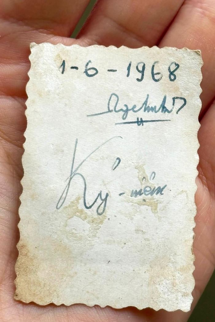 Mặt sau tấm ảnh ông Chính lưu giữ ghi ngày chụp 1/6/1968. Ảnh: Quế Kay