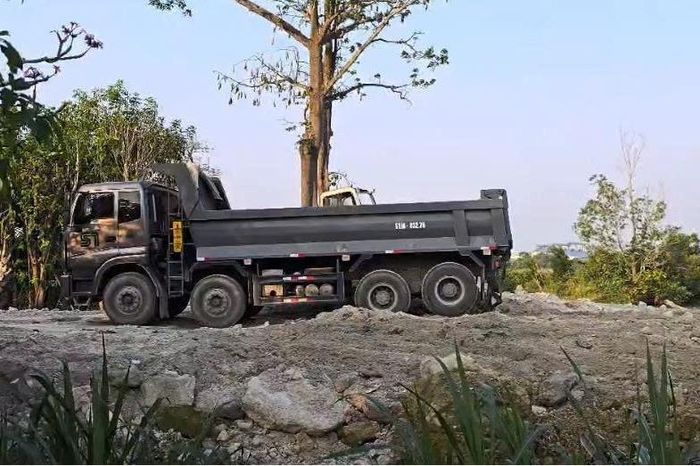 Hiện trường đổ, chôn lấp trái phép bê tông thải. Ảnh: CACC