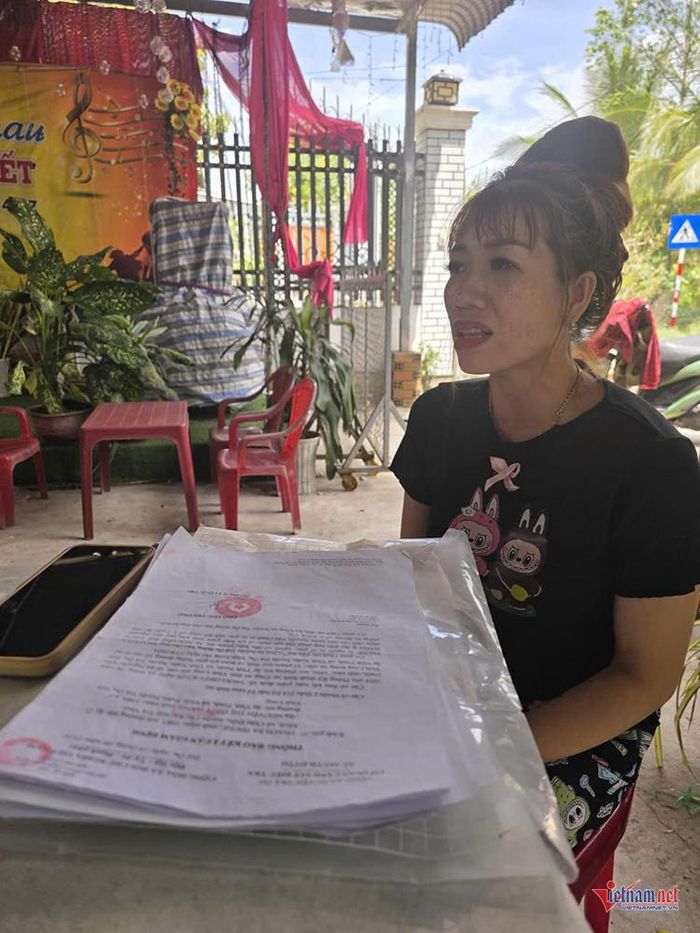 Chị Thuý Hằng nhận được thông báo đã khởi tố bị can đối với tài xế xe tải trong vụ tai nạn giao thông. Ảnh: Đàm Đệ