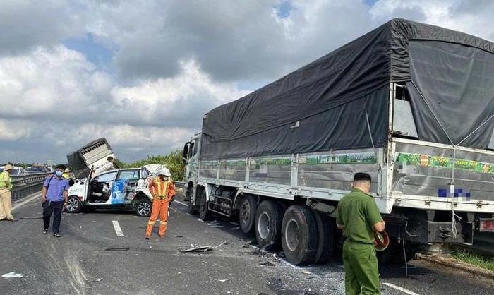 Cơ quan công an khám nghiệm trường vụ tai nạn. Ảnh: T.X