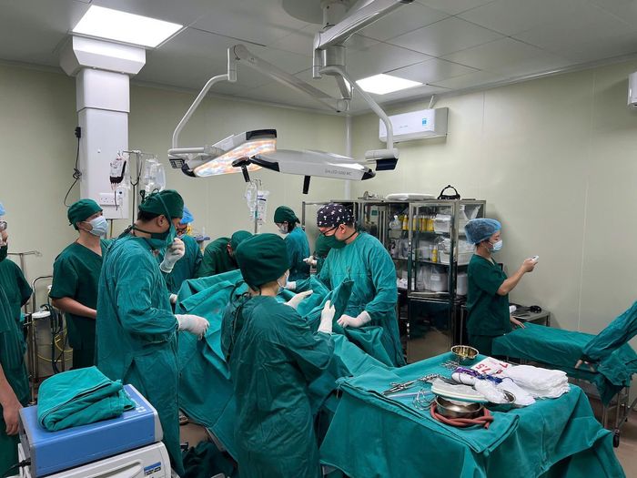 Bệnh viện huy động 7 khoa với gần 30 y bác sĩ thực hiện phẫu thuật cứu nạn nhân. Ảnh: BVCC