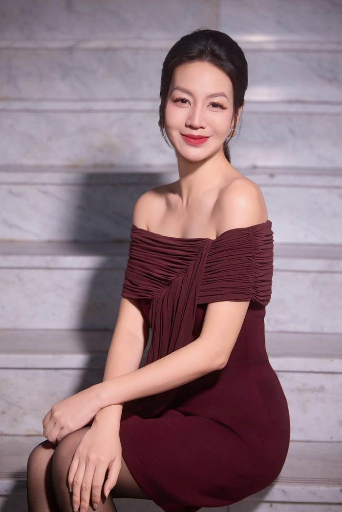MC Hồng Nhung viết: "Cứ cười tươi như nắng, phần còn lại tính sau".