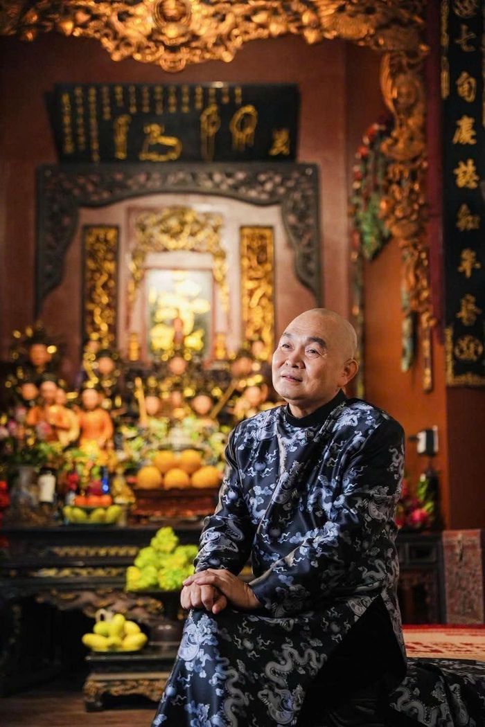 Nghệ sĩ Xuân Hinh đăng ảnh và viết: 'Một chút trang nghiêm, một chút thành kính và thật nhiều niềm vui'.