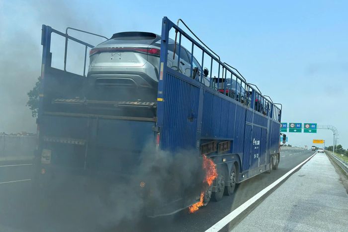 Lửa bùng lên từ bánh sau của sơ mi rơ-moóc. Ảnh: Vũ Liễu
