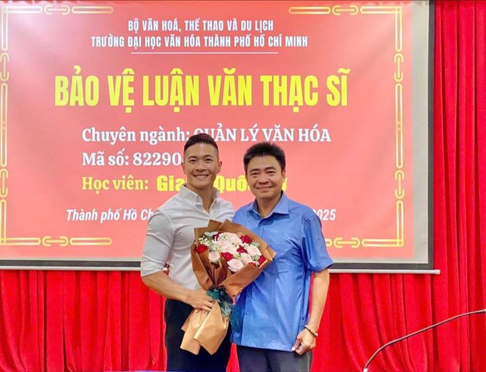 Quốc Cơ được thầy Lâm Nhân - tân Hiệu trưởng Trường Đại học Văn hóa TPHCM - hướng dẫn luận văn. Ảnh: FBNV