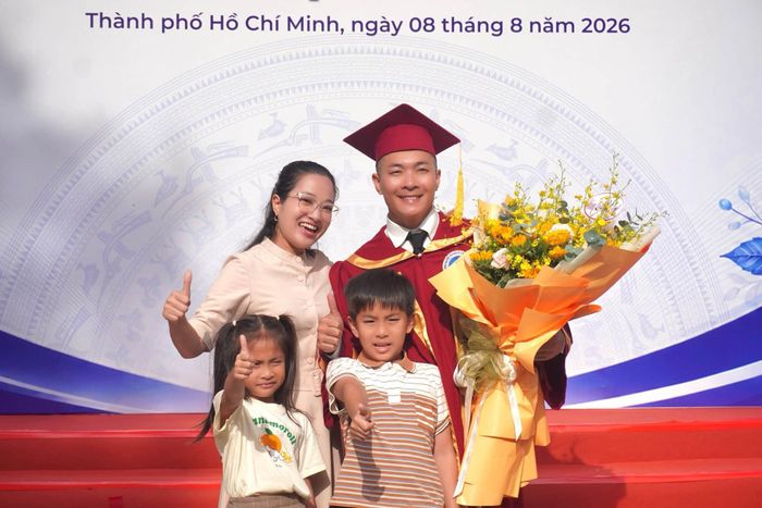 Quốc Cơ được vợ và 2 con đến chúc mừng tốt nghiệp thạc sĩ. Ảnh: FBNV