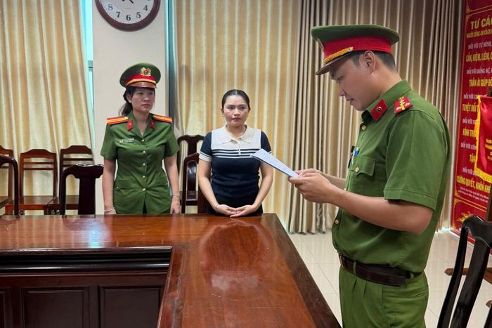 Cơ quan Cảnh sát điều tra Công an TP Cần Thơ tống đạt quyết định khởi tố bị can đối với Huỳnh Hạ Thi. Ảnh: CACC