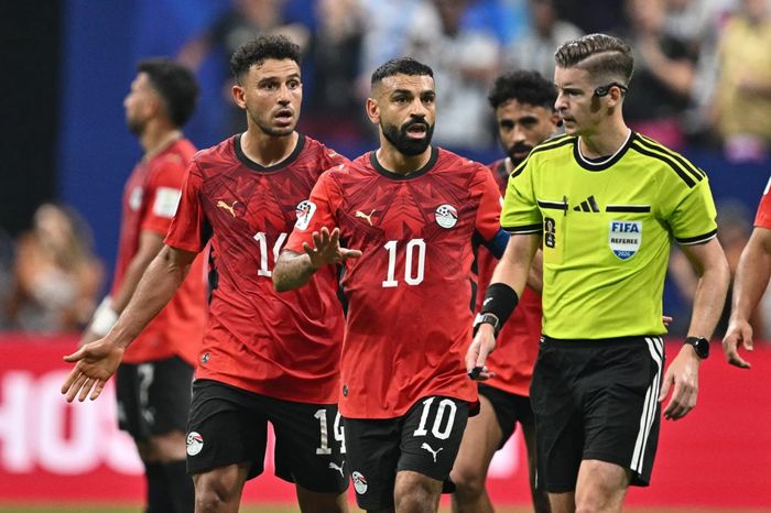 Trọng tài François Letexier nhận hơn 6.000 tin nhắn đe dọa qua WhatsApp (Ảnh: Getty).
