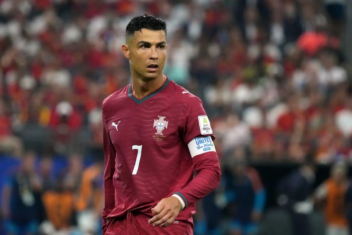 Cristiano Ronaldo từng gặp sự cố khi một cổ động viên tìm cách tiếp cận anh tại khách sạn (Ảnh: Getty).