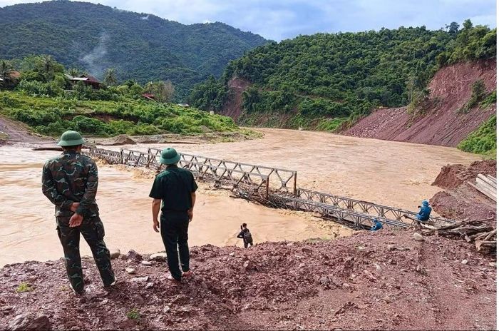 Lực lượng chức năng túc trực ngăn không cho người và phương tiện qua lại khu vực
