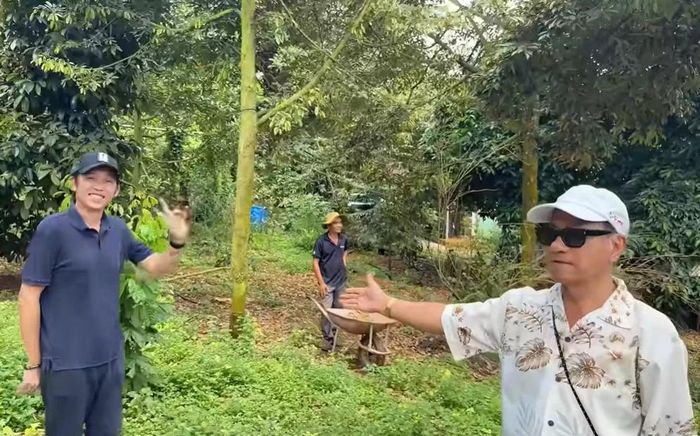 Nghệ sĩ Hoài Linh dành nhiều thời gian chăm sóc cho khi khuôn viên rộng lớn này. 