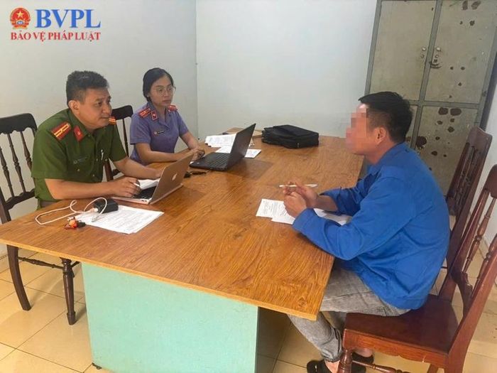 Kiểm sát viên VKSND khu vực 8 phối hợp xác minh vụ bạo hành trẻ em.