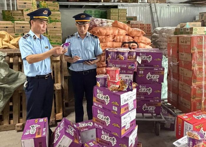 Kiểm tra hàng hoá vi phạm. (Ảnh Chi cục QLTT tỉnh Lạng Sơn)