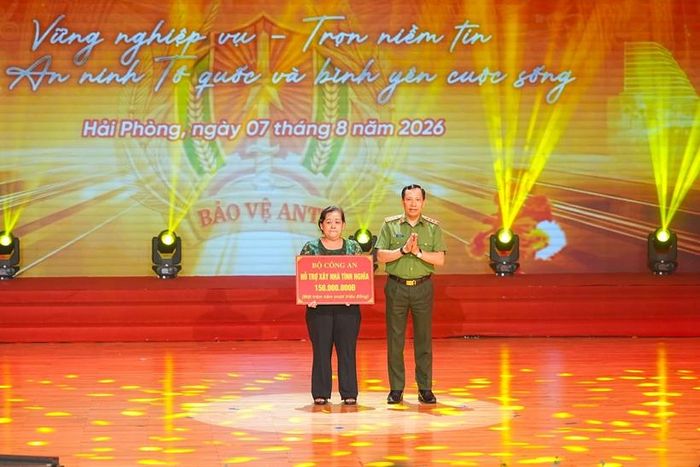 Trao tặng hỗ trợ 150 triệu đồng cho gia đình liệt sĩ Huỳnh Trí Phúc. Ảnh CAHP