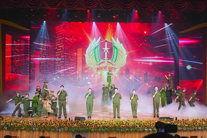 Tiết mục văn nghệ trong chương trình. Ảnh: ĐT