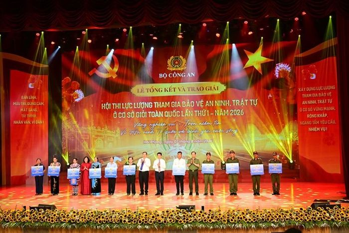 Trao quà tri ân, hỗ trợ cho thân nhân các liệt sỹ và thành viên lực lượng tham gia bảo vệ ANTT. Ảnh: CAHP