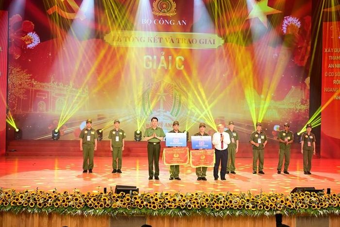 Các đội giành giải C tại Hội thi. Ảnh CAHP