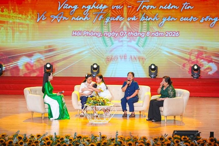 Gia đình, thân nhân các liệt sỹ xúc động chia sẻ trong phần giao lưu tại chương trình. Ảnh: ĐT