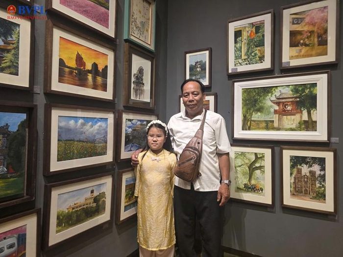 Bạn Nguyễn Phúc Bảo Anh đóng góp hai tác phẩm tại triển lãm “Ngàn năm di sản”.
