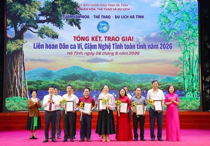  Ban Tổ chức trao giải cho tập thể, cá nhân đạt giải.