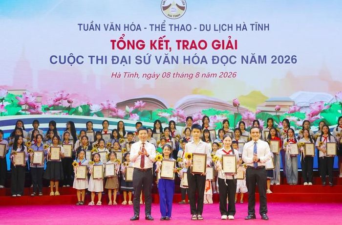  Toàn cảnh trao giải cuộc thi Đại sứ văn hóa đọc.