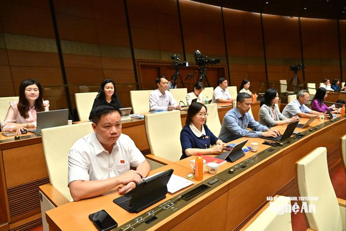 Đoàn ĐBQH tỉnh Nghệ An dự kỳ họp. Ảnh: Viết Chung