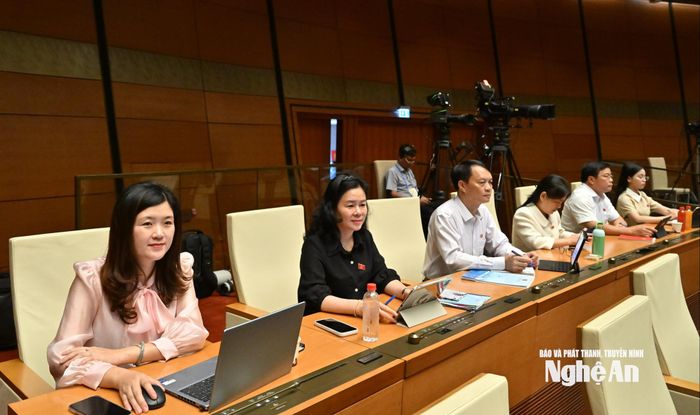 Đoàn ĐBQH tỉnh Nghệ An dự kỳ họp. Ảnh: Viết Chung