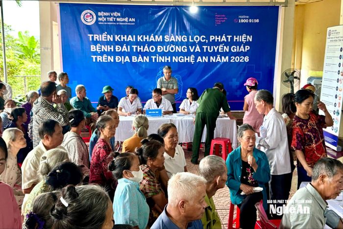 Bệnh viện Nội tiết Nghệ An triển khai khám sàng lọc, phát hiện bệnh đái tháo đường và tuyến giáp cho người dân. Ảnh: Bùi Thọ