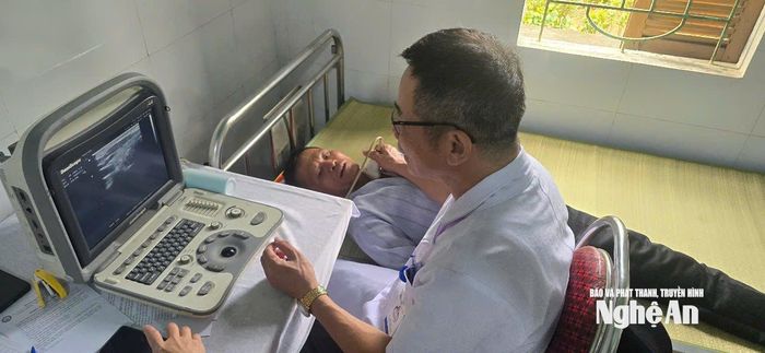 Nhiều loại máy móc thiết bị chuyên sâu được đưa về trạm y tế cơ sở để khám bệnh cho người dân. Ảnh: Bùi Thọ